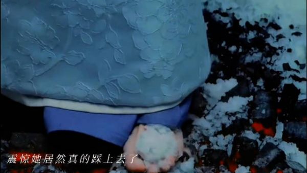 湿润的眼眶也证明了你的不忍吧，赵丽颖就是在这部戏坠马导致腰部受伤的