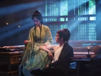 陈都灵周翊然新剧同被窝片段曝光,谢燕来暗爽表情引热议