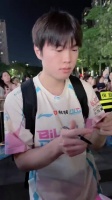 Bin赛后微笑签名至深夜，因不互动被罚15万