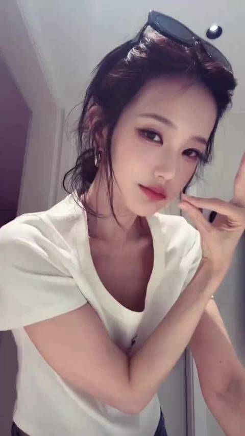 哈哈哈抽象的粉丝太搞笑了，粉随正主，发个帅气视频挽回形象