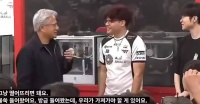 英伟达CEO黄仁勋抵韩首站访T1，挥拳高呼战队名