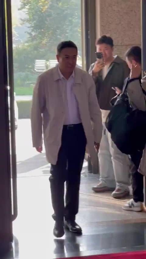 张嘉译是唯一一个驼背驼出气质的人，太帅了