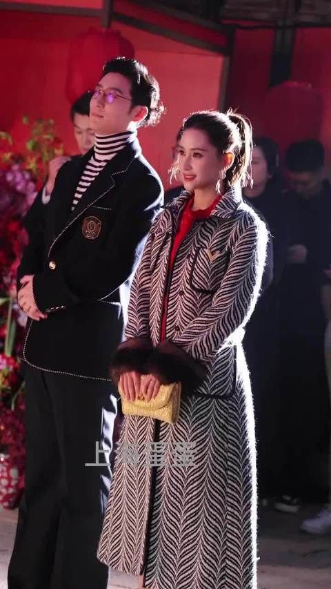 窦骁何超莲厨房互动秀恩爱，细节见证多年幸福婚姻