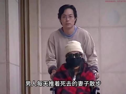 妻子死了两年丈夫不给她下葬，还每天推着妻子逛街，结果出事了！