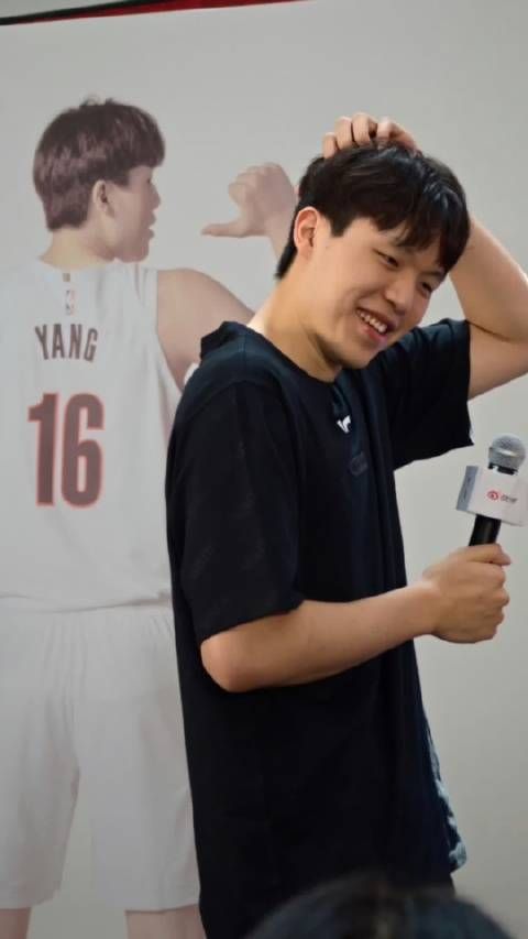 杨瀚森现身北京见面会！人气超高，经历NBA磨炼，成熟稳重好多