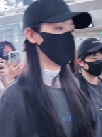 陈丽君机场持粉丝信值机，回应粉丝称呼
