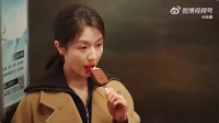 “女孩只是吃一口雪糕 就把旁边大妈吓出电梯 ”