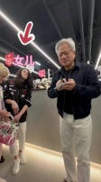 黄仁勋在韩国被一群台湾妹子追着喊：“爸爸！爸爸！” 真女儿在后面笑而不语