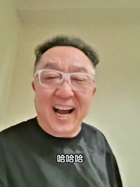 于谦老师出国巡演小两个月了 今天老开心了,因为看到喜欢喝的酒了,这乐的