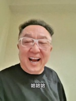 于谦老师出国巡演小两个月了 今天老开心了，因为看到喜欢喝的酒了，这乐的