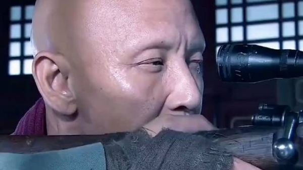 子弹精准的击中女人的背部，敌人看他倒下，意图再补枪