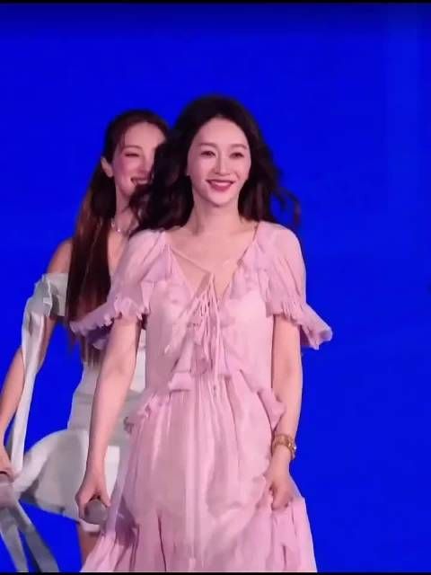李小冉回应浪姐舞台争议称不配，网友力挺成团