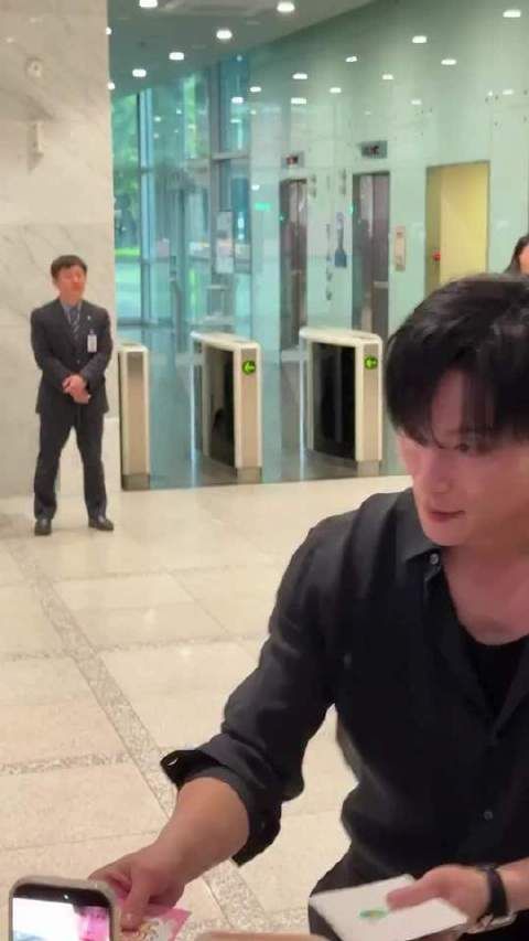 害羞得耳朵都泛起红晕的大男孩