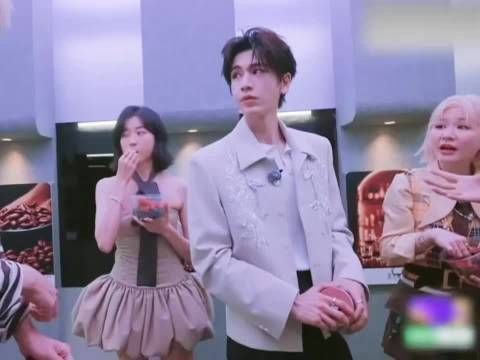 张凌赫孙千互动引热议，偶像剧氛围拉满