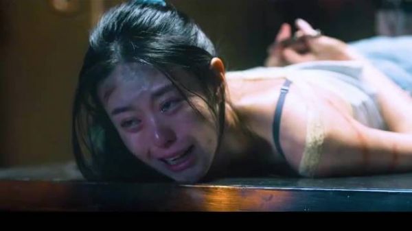 女大学生像狗一样被捆在餐桌上