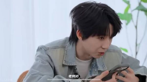 杨博文连线张桂源姥姥姥爷，张桂源为其整理生日皇冠