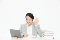已婚女人要是对你做这么一件事，你趁早离她远点，她心里对你有想法