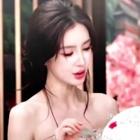 baby姐的美貌一直在稳定输出，真的很权威！优雅又漂亮，笑起来真的好明媚