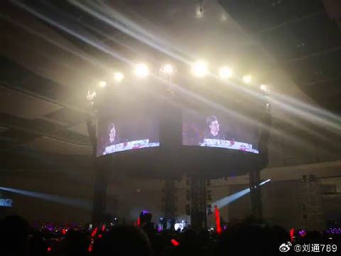 汪峰演唱会秀恩爱，感谢老婆章子怡，家人都去了
