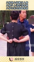 大姐教大叔跳双人舞，大姐手上动作没看懂，大叔害羞得肢体僵硬！