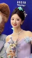 毛晓彤上海迪士尼十周年红毯，和达菲牵手好萌好可爱