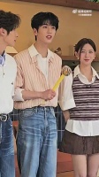 杨迪推沈梦辰靠近张凌赫，同框引现场热议