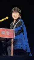 如果你坐在胡彦斌演唱会的内场前排，那么你将收到一个萌萌小虎的盯盯
