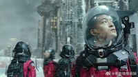 小伙终于来到地面，如今的北京城已被冰雪覆盖，太惨了