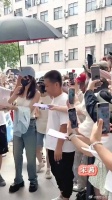 宋茜7.12上班路透，穿搭又酷又性感，她的人气真高，收到了好多信