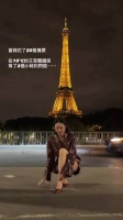 华人妹子想拍下埃菲尔铁塔闪灯亮起的瞬间，结果被白人妹子毁了