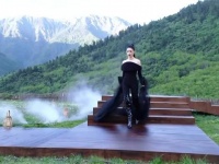 林允她是真的能驾驭住这种大光明发型，真的这场帅麻了 女王大人来的！