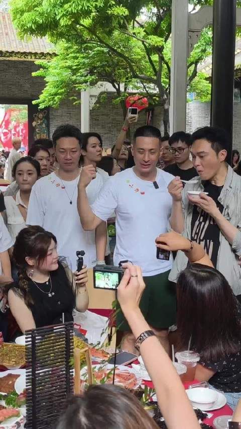 张智霖现身广州祠堂与市民互动，亲和力十足