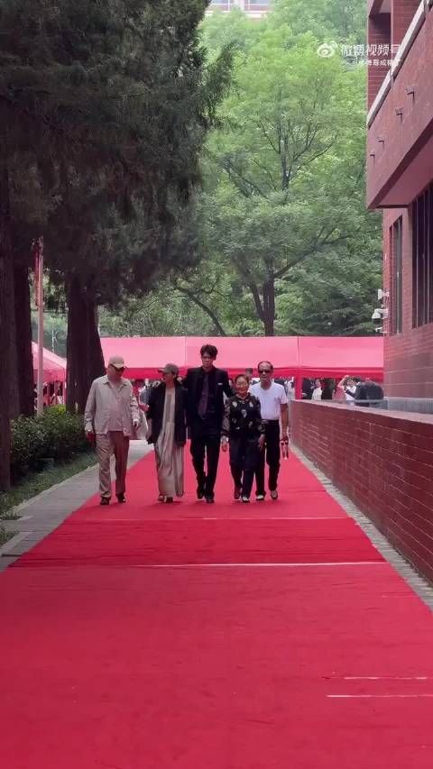 陈建斌蒋勤勤一家走红毯也太有爱了，参加儿子毕业典礼，真的很尽责！