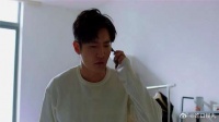 明成接到周姐电话，听完周姐的一席话，明成陷入沉思中