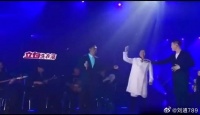 张嘉译唱歌太吓人了，好像土匪头子进村哈哈哈哈