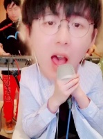 刘宇宁直播大头特效引回忆，粉丝直呼可爱难忘