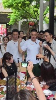 张智霖现身广州祠堂与市民互动，亲和力十足