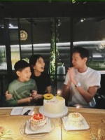 陈嘉桦晒45岁庆生照，老公儿子同框搞怪