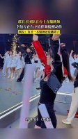 郭有才直播跳舞出错，李佰万台下提醒未果