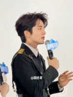 张新成现场演示吐刀片技巧，提醒观众勿模仿