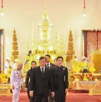 6月18日：在提帮功守灵的现场，他整个人一脸懵懂，差点就闹出大糗事