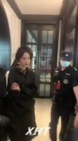 线下偶遇迪丽热巴，简约穿搭难掩出众颜值