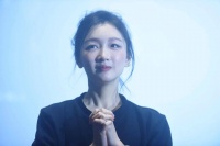 热搜第一！周冬雨被曝演话剧不背台词，有网友抱怨：念台本还念错了，把观众当傻子吗？