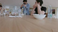 jay戴墨镜险些倒错杯子