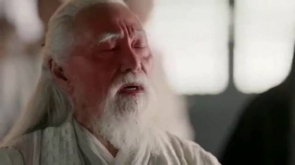 张无忌假装握住张三丰的手，实则是暗中给他疗伤！