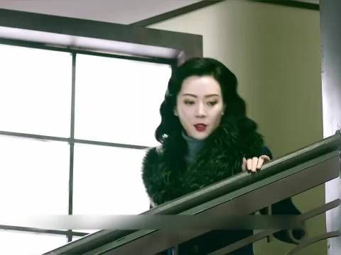 女卧底刚窃取完情报，低头震惊的发现自己的地下党徽章掉在了地上…和平饭店