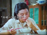 孙媳妇一家吃饺子，却给爷爷吃窝窝头和咸菜