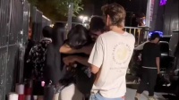 女生夜晚街头与外国友人亲密互动