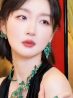 周冬雨风波后素颜现身阿那亚，与曹保平导演低调交谈