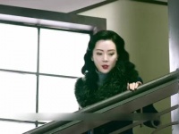 女卧底刚窃取完情报，低头震惊的发现自己的地下党徽章掉在了地上…和平饭店